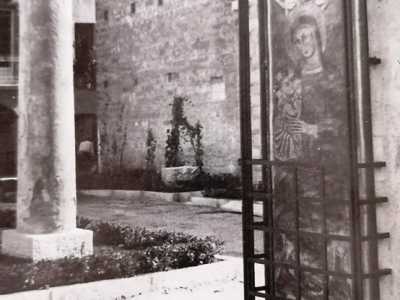 A salvarsi all�epoca fu un prezioso affresco duecentesco raffigurante la Madonna con Bambino. Si trovava su uno dei pilastri e venne prontamente chiuso in una teca di vetro con telaio in ferro e illuminato da un lampione. Ma del dipinto oggi non rimane che quello scatto: l�opera infatti risulta sparita nel nulla